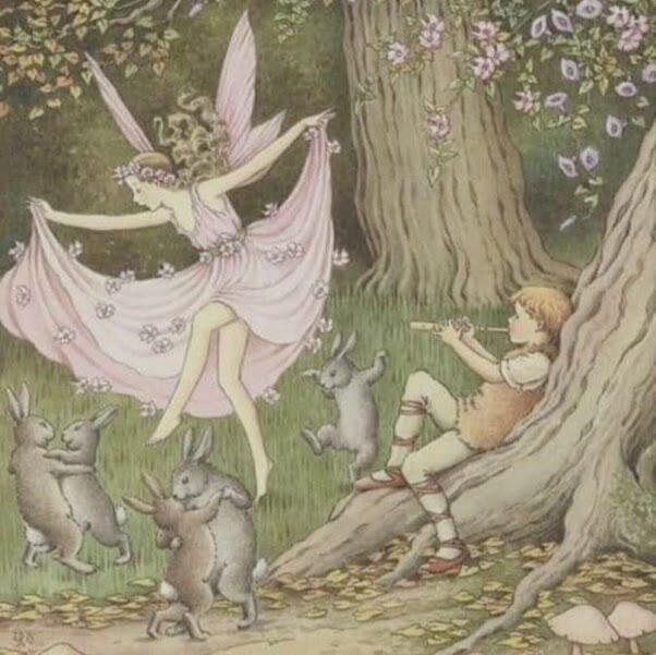 no meio de árvores e flores, uma fada com vestido e asas rosas, dois casais de coelhos e um sozinho dançam enquanto um menino de cabelo loiro e roupa bege toca em uma flauta encostado num tronco;
